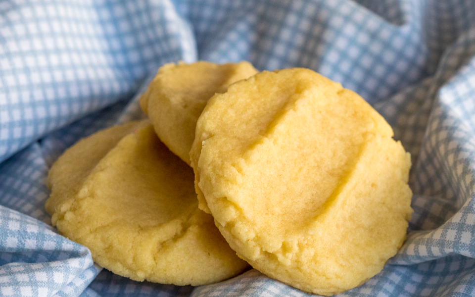 Butter cookies in a few minutes and with 4 ingredients. Very easy 